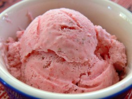 Yogurt helado de frambuesa super-sano en 5 minutos Yogurt helado de frambuesa super-sano en 5 minutos