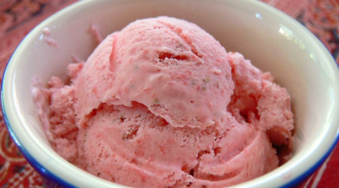 Yogurt helado de frambuesa super-sano en 5 minutos Yogurt helado de frambuesa super-sano en 5 minutos