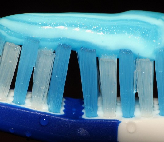 7 Causas de la mala higiene bucal mal aliento