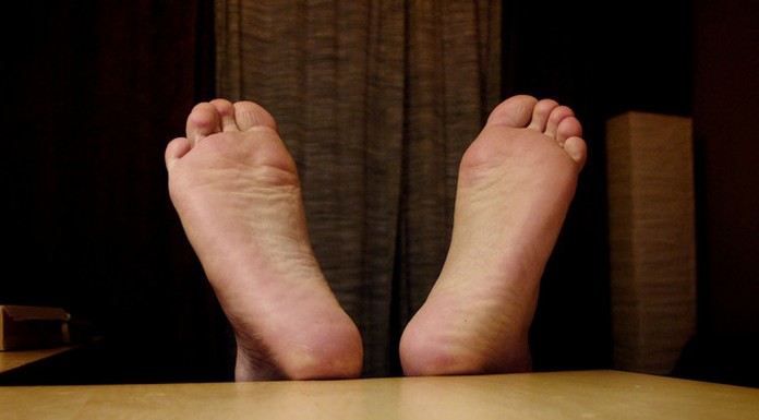 5 Causas del mal olor de pies olor a pies