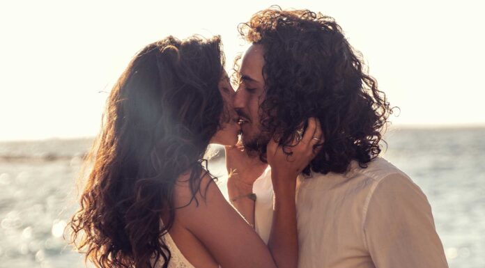 Cómo saber que alguien quiere besarte | Aumenta el romanticismo cómo saber si alguien quiere besarte