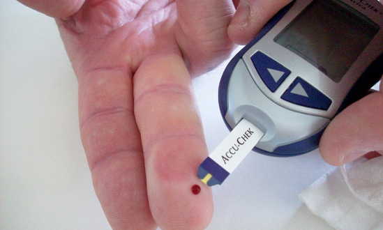 Glucometría (medición del azúcar en sangre usando un glucómetro)