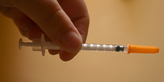 Los enfermos de diabetes tipo 1 necesitan inyectarse insulina a diario, mientras que los enfermos de diabetes tipo 2 no suelen necesitar este tratamiento.