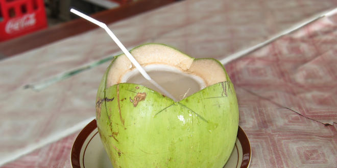 8 beneficios del agua de coco que tal vez no conocías