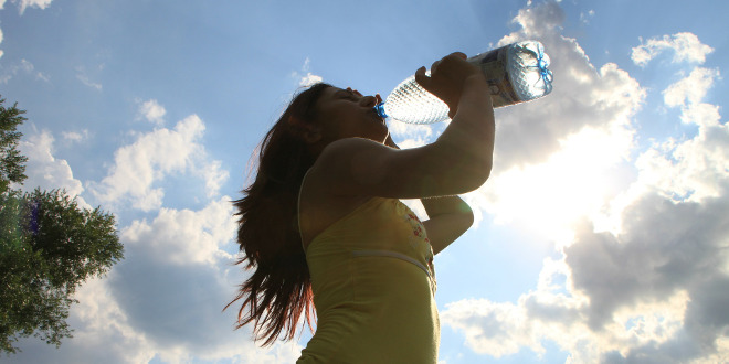Beber sólo cuando se tiene sed podría evitar riesgos para la salud