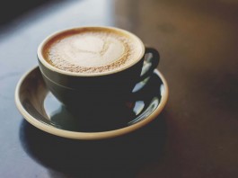 La cafeína por la noche retrasa el reloj circadiano humano La cafeína por la noche retrasa el reloj circadiano humano