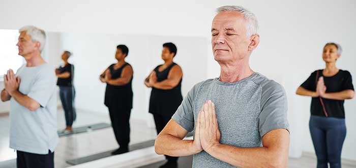 beneficios del yoga en adultos mayores