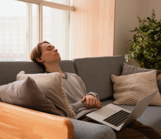 ¿Cómo Ayuda la Melatonina con el Jet Lag y el Trabajo por Turnos? Cómo ayuda la melatonina con el jetlag y el trabajo por turnos